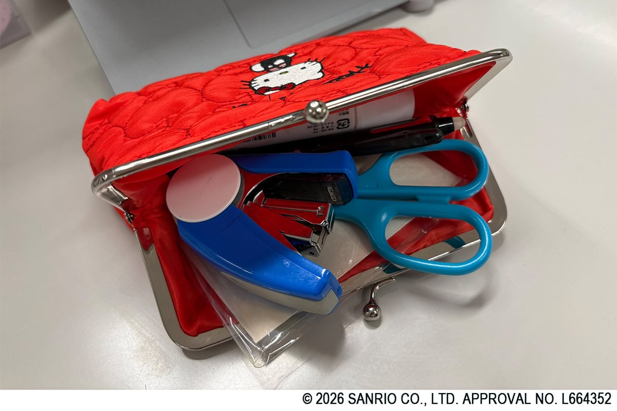 【リンネル付録】「ハローキティ リンゴ柄のキルティング!刺しゅう入りがま口ポーチ」編集Yは、文房具入れに