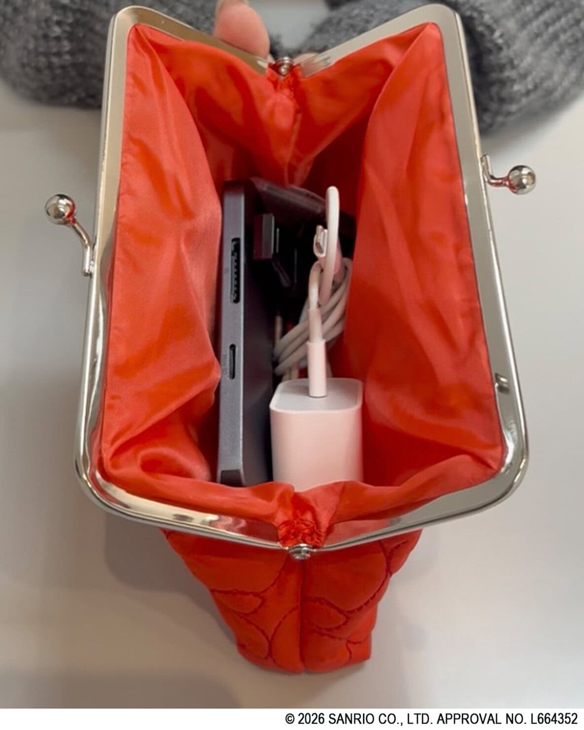 【リンネル付録】「ハローキティ リンゴ柄のキルティング!刺しゅう入りがま口ポーチ」編集Kは、ガジェット入れに