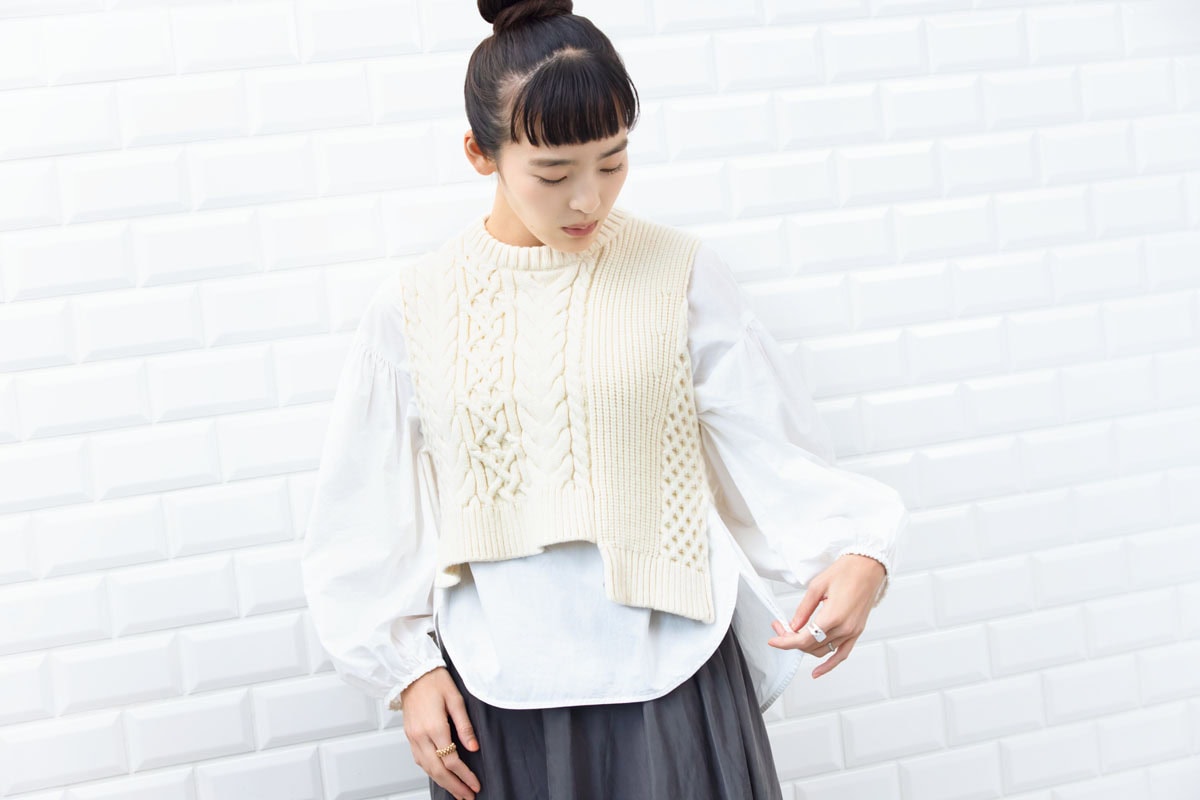 ナゴンスタンスのニットベストを着用