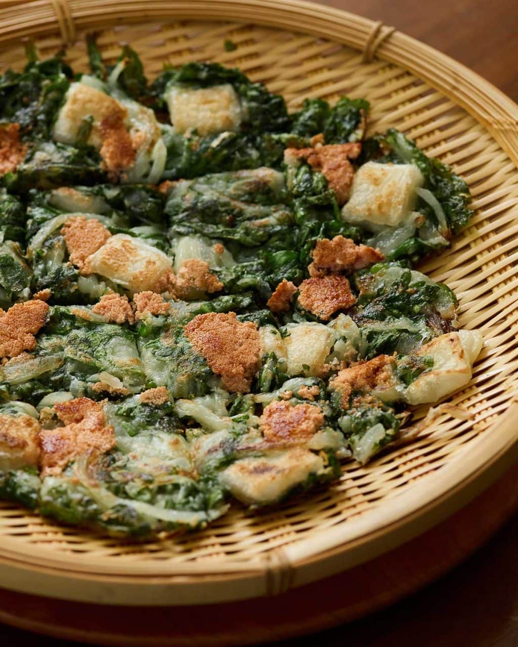 【餅レシピ】 混ぜて焼くだけでつけダレいらずのおいしさ! 餅と明太子、春菊のチヂミ:レシピ・ゼン ヒャンミさん