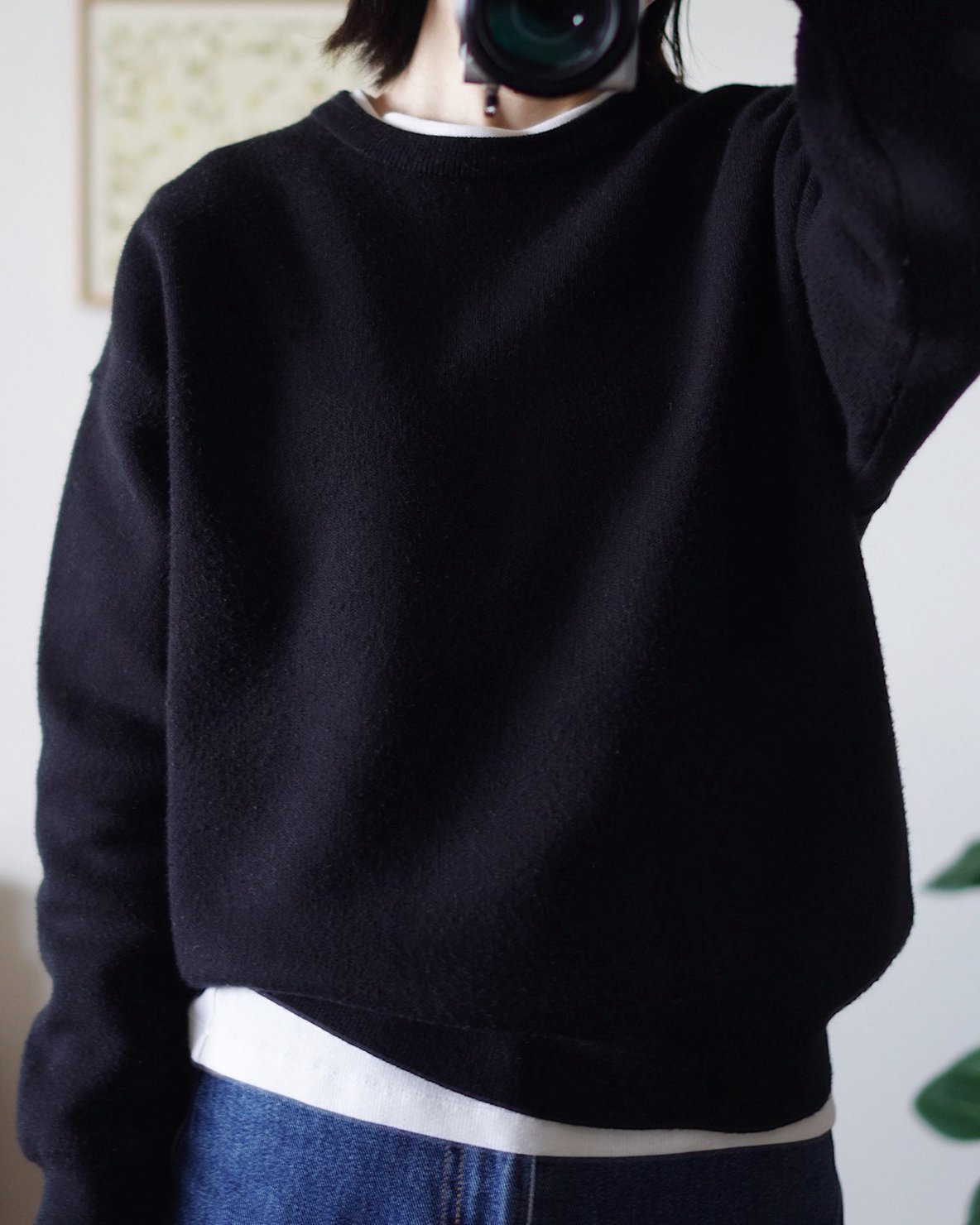 ユニクロソフトリブクルーネックTに黒ニットを合わせたコーデ