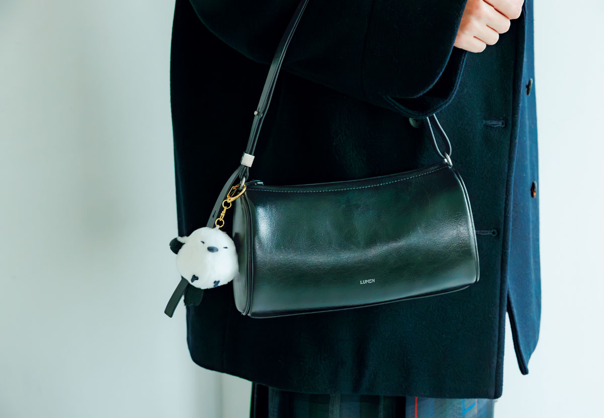 モデル横田美憧さん、韓国ブランドのルメンのバッグを愛用。
