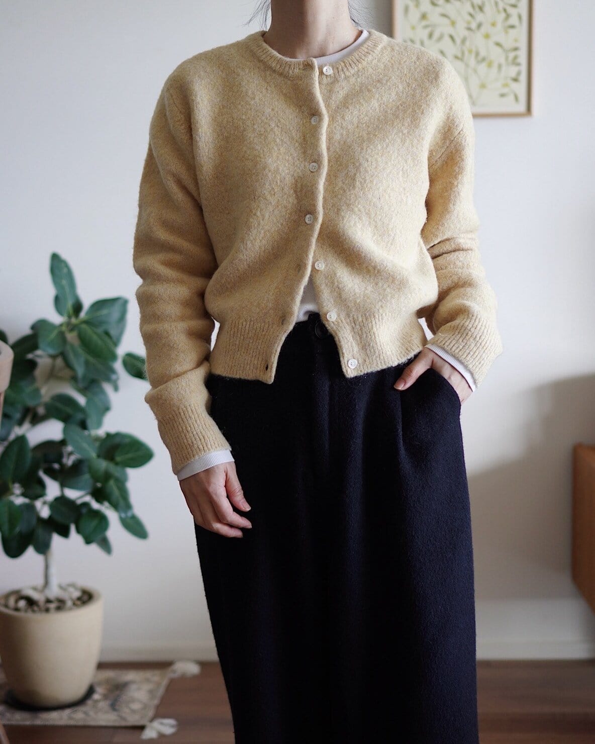 ユニクロソフトリブクルーネックTに淡色ニットカーディガンを合わせたコーデ