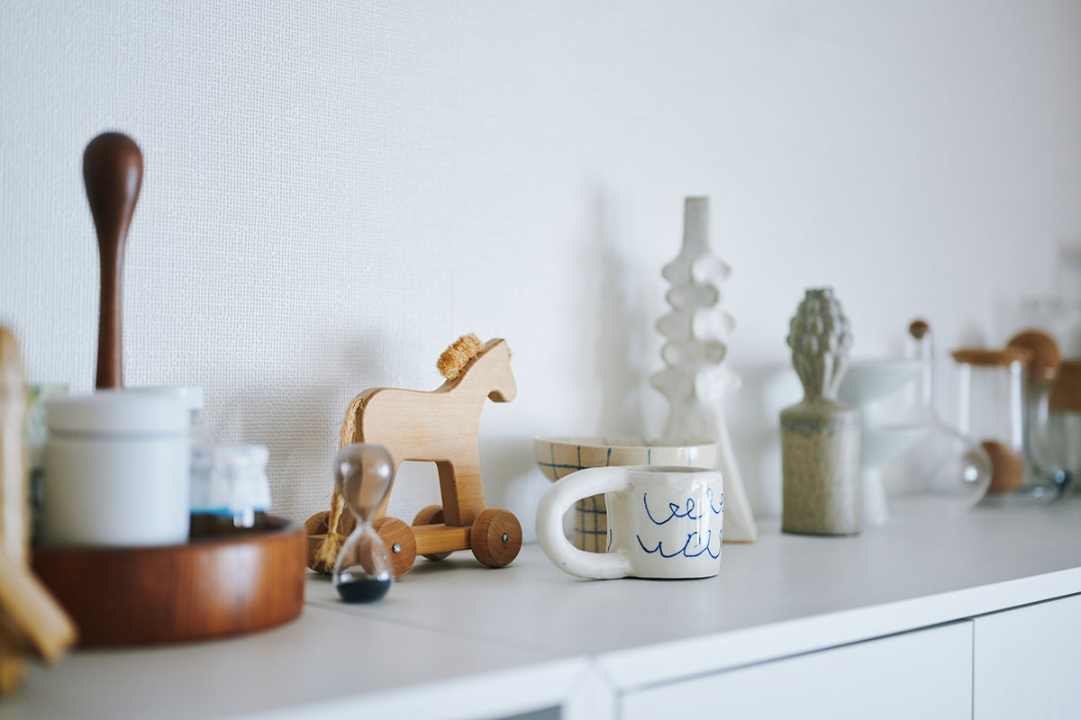 グラフィックデザイナー立古尚子さん宅のキッチン|イケア棚上のインテリア