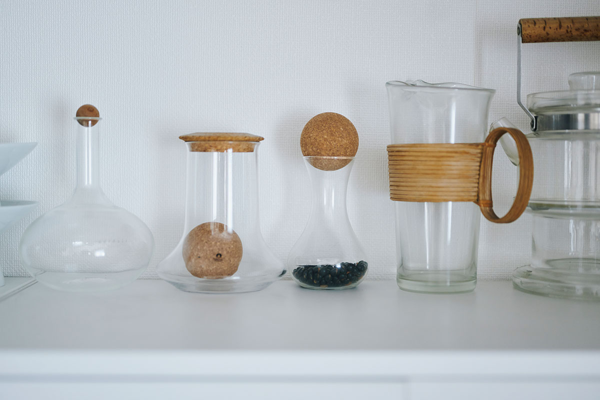 グラフィックデザイナー立古尚子さん宅のキッチン|イケア棚上のインテリア