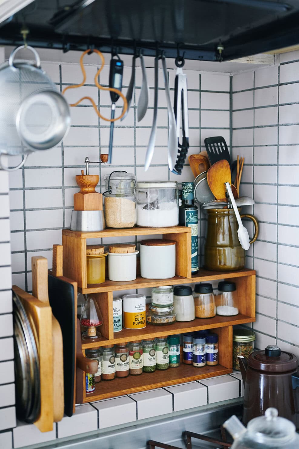 グラフィックデザイナー立古尚子さん宅のキッチン|コンロ奥の調味料収納