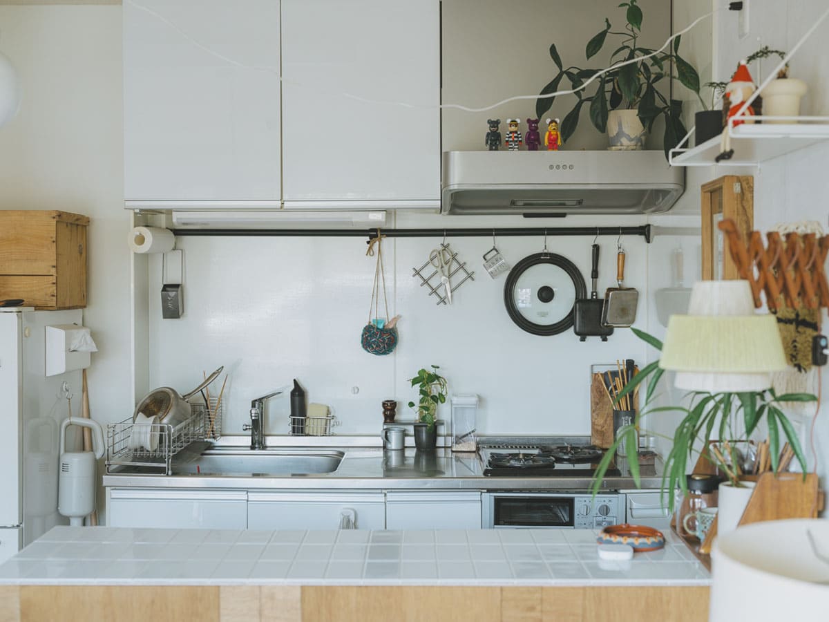 植物や雑貨を飾って楽しむキッチン