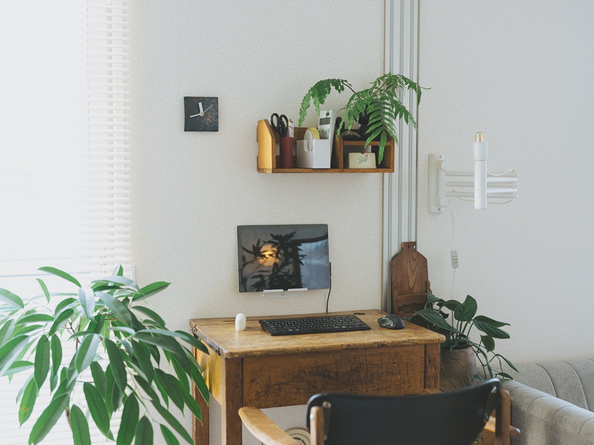 用途を問わず、ちょっとした作業に使えるイギリスの学校の机。