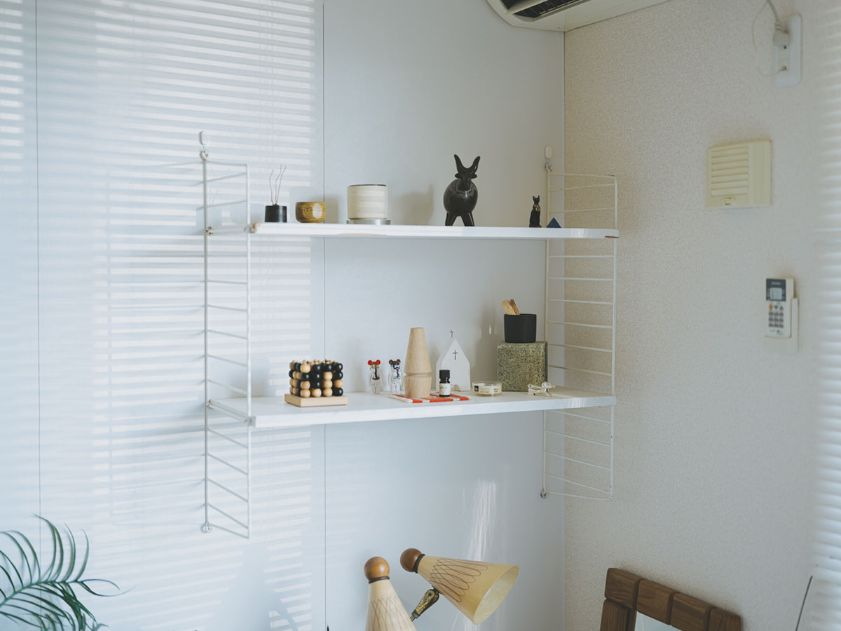 お気に入りの雑貨が並ぶストリングシェルフ