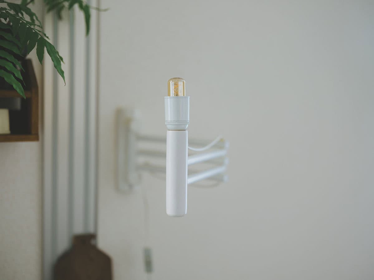 好みのシェードを探し中の間接照明