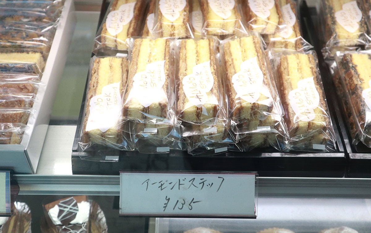 タヌキケーキで使用されているバタークリームを使ったアーモンドスティック(135円)