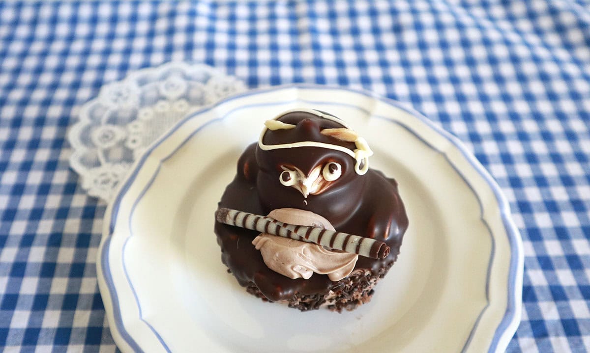 タヌキケーキの中身は、下半身はロールケーキにチョコチップ、中央はチョコバタークリーム、顔はバタークリーム