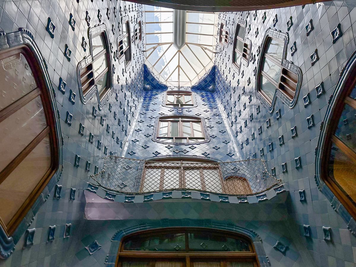 カサ・バトリョという建物の中に入ってまず感じたのは、外観とは異なる意外なほどの静けさ