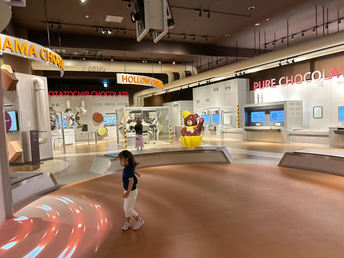 色々なゲームを通して、ロイズのチョコレートができあがるまでの工程を、楽しみながら体験できます。