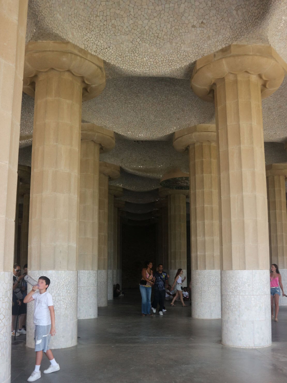 涼しさが残る100本の柱の部屋(列柱ホール)