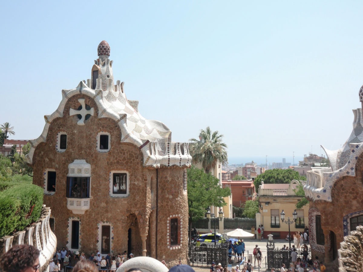 お菓子みたいな建物とトカゲの噴水─かわいさの裏にある役割