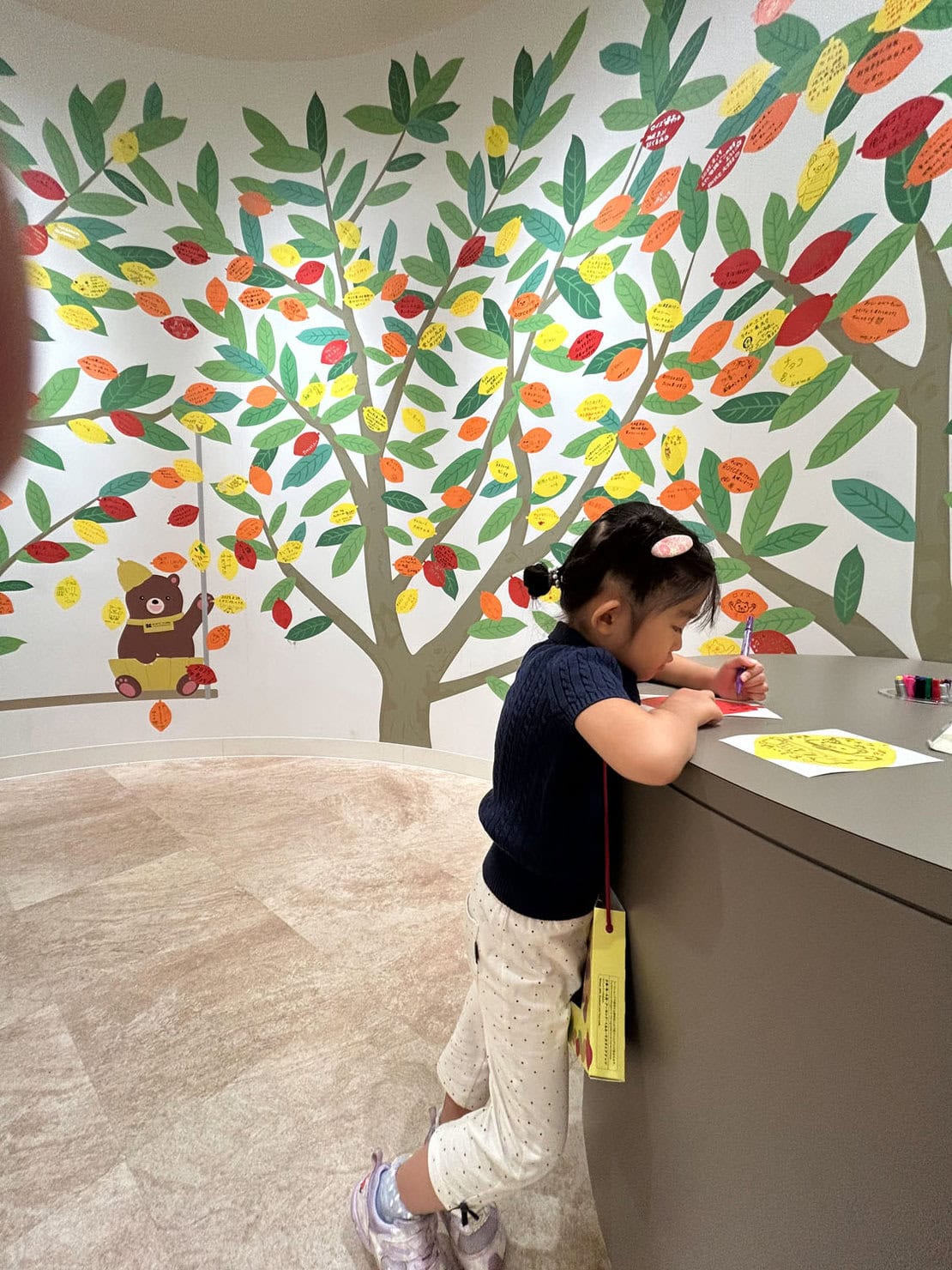 見学の最後には、メッセージを書いて壁に貼ることができるスペースがあります。