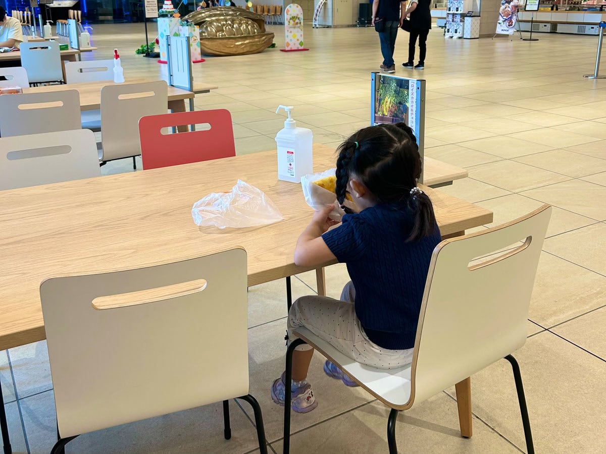 イートインスペースで休息