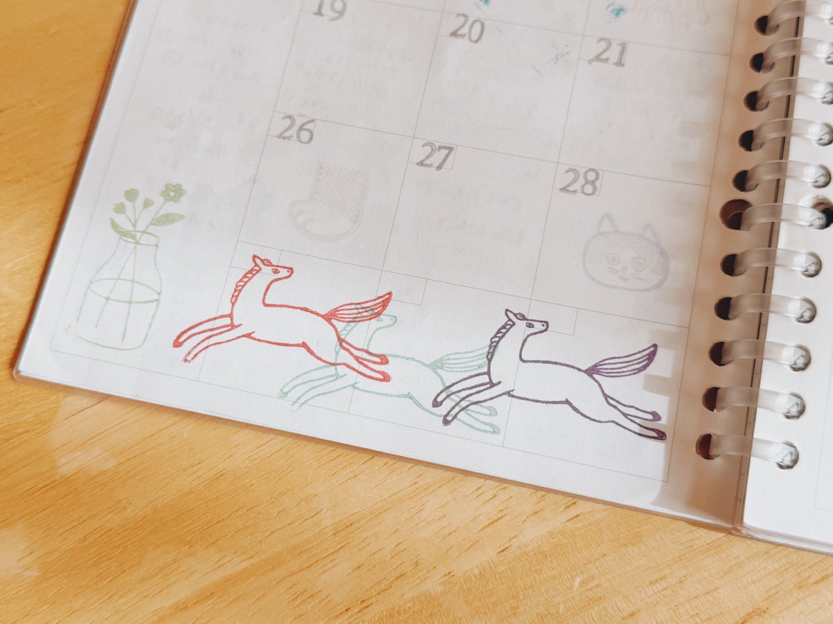 月末になると、日記の書き込みとデコレーションが完成。最終的に、いつもすごく賑やかな日記に仕上がります。