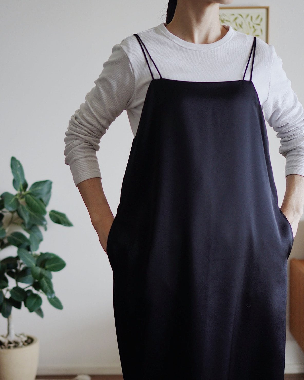 ユニクロソフトリブクルーネックTにとキャミワンピースを合わせたコーデ