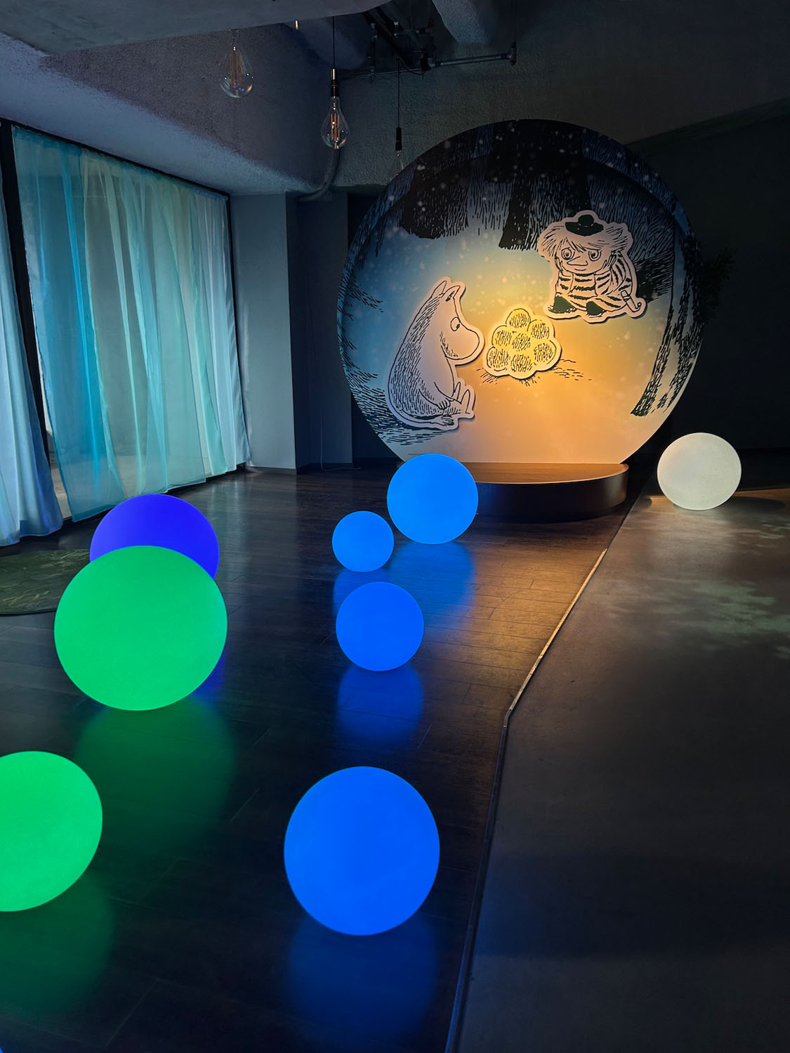 【ムーミンと光の世界】では、森の中でオーロラを眺めながら、ムーミンの世界の物語との出会いの時間を過ごすことができます。