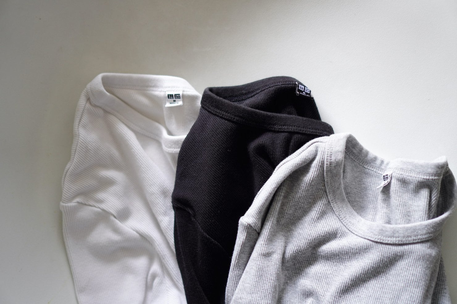 ユニクロソフトリブクルーネックTのホワイト、ブラック、グレー