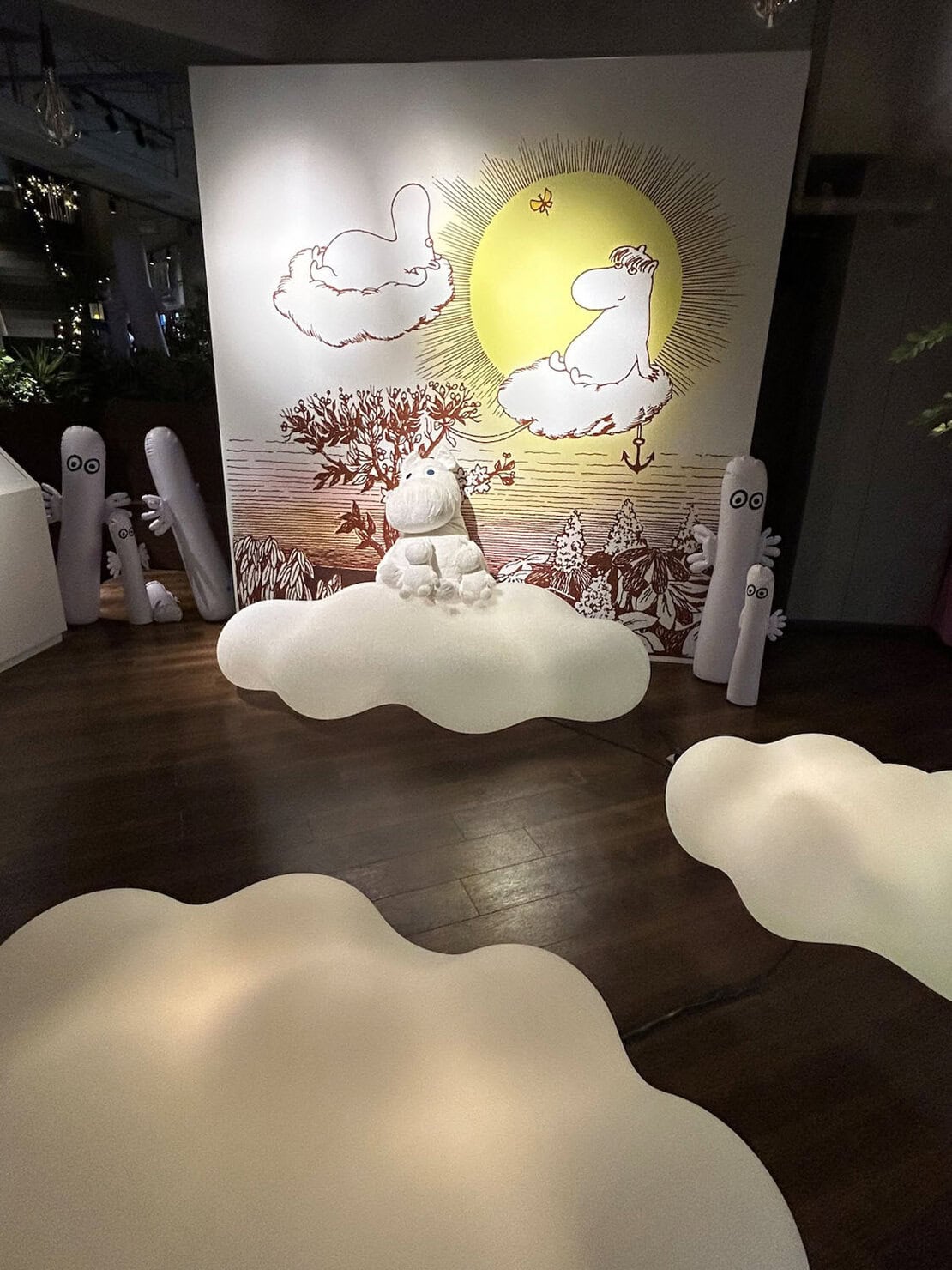 ムーミンと光の世界では、雲にのったムーミンとスノークのおじょうさんと一緒に雲をモチーフにした光る椅子に腰かけることも!