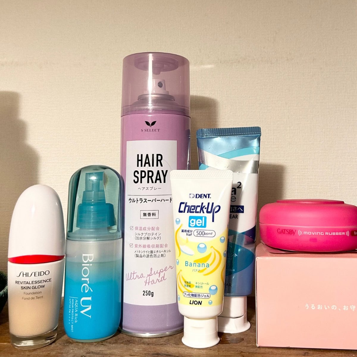 文字情報・色数多めの洗面台の日用品