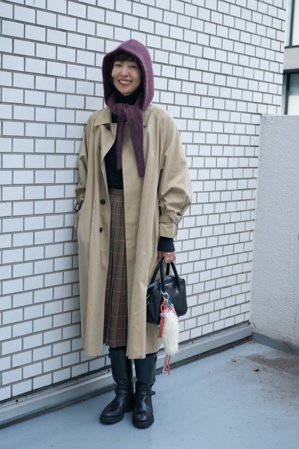 モデル／ショップスタッフ 保谷幸栄さんの私服ファッションスナップ。トラッドなコートに小物で遊び心を添えて、大人のアウタースタイルを更新