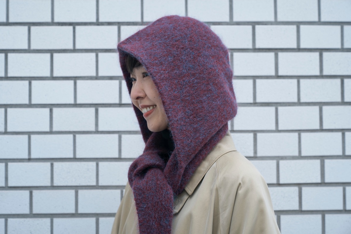 モヘア混素材を使用したアモーメントのバラクラバスカーフを合わせた顔まわりのスタイリング