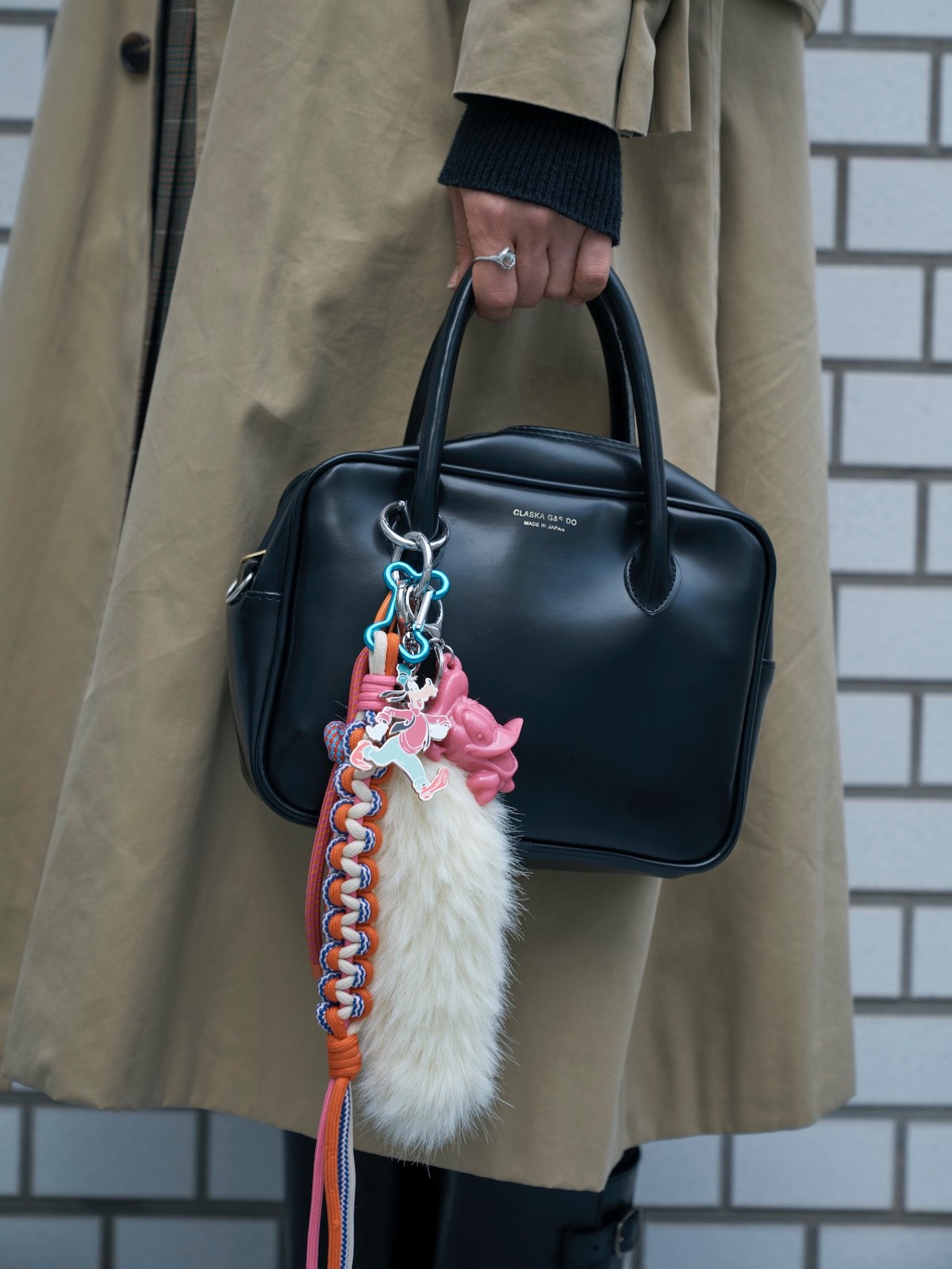 コンパクトでシンプルなクラスカのバッグにZARA×ディズニーのコラボチャームをつけたアクセント使い