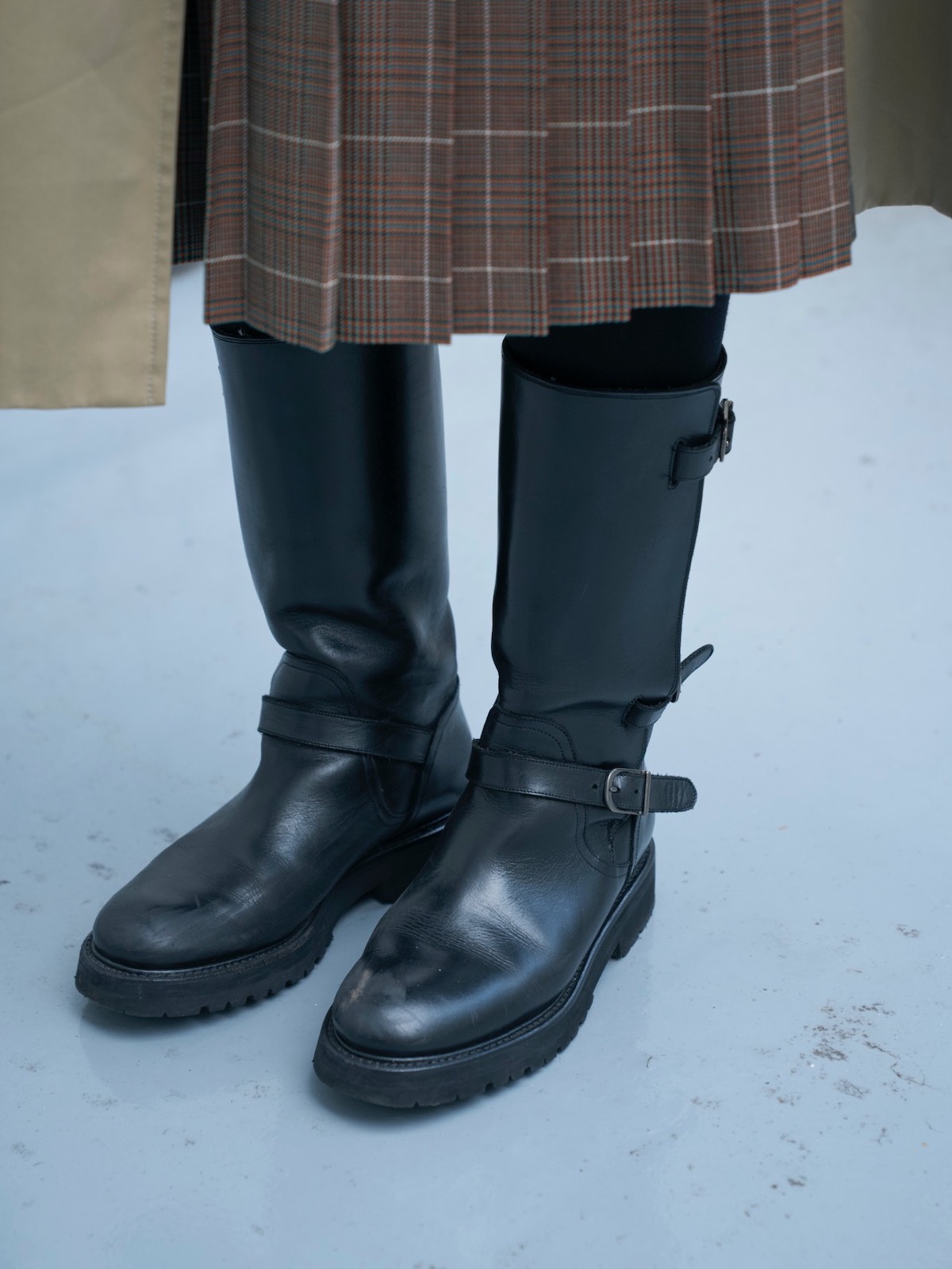 ボリューム感のあるミディアム丈のブーツを合わせたロングコートスタイルの足もと