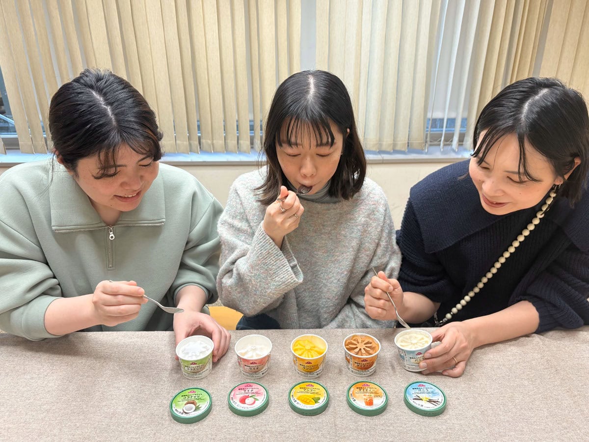 イオントップバリュ限定の植物性ミルクのアイス全種類を試食する編集部員3人