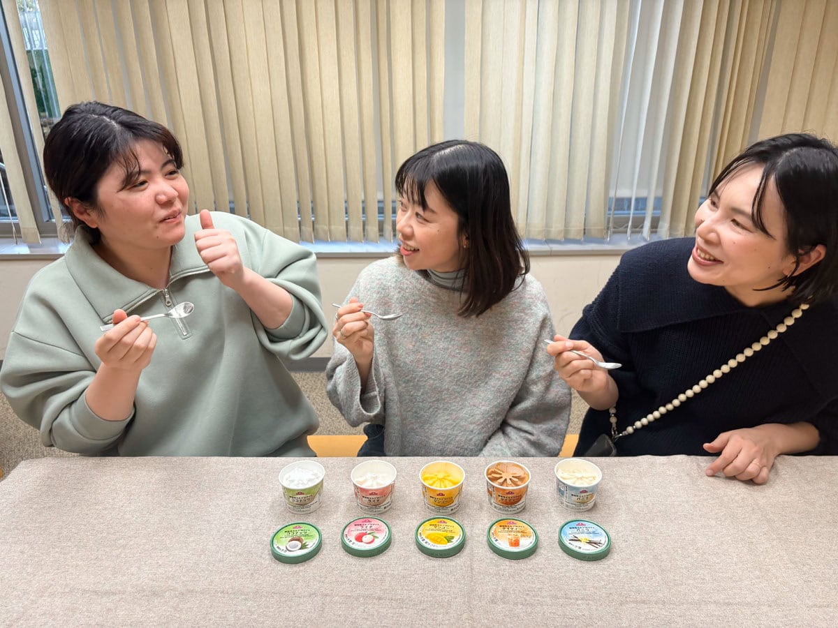 イオントップバリュ限定の植物性ミルクのアイスを食べておいしいと盛り上がる編集部