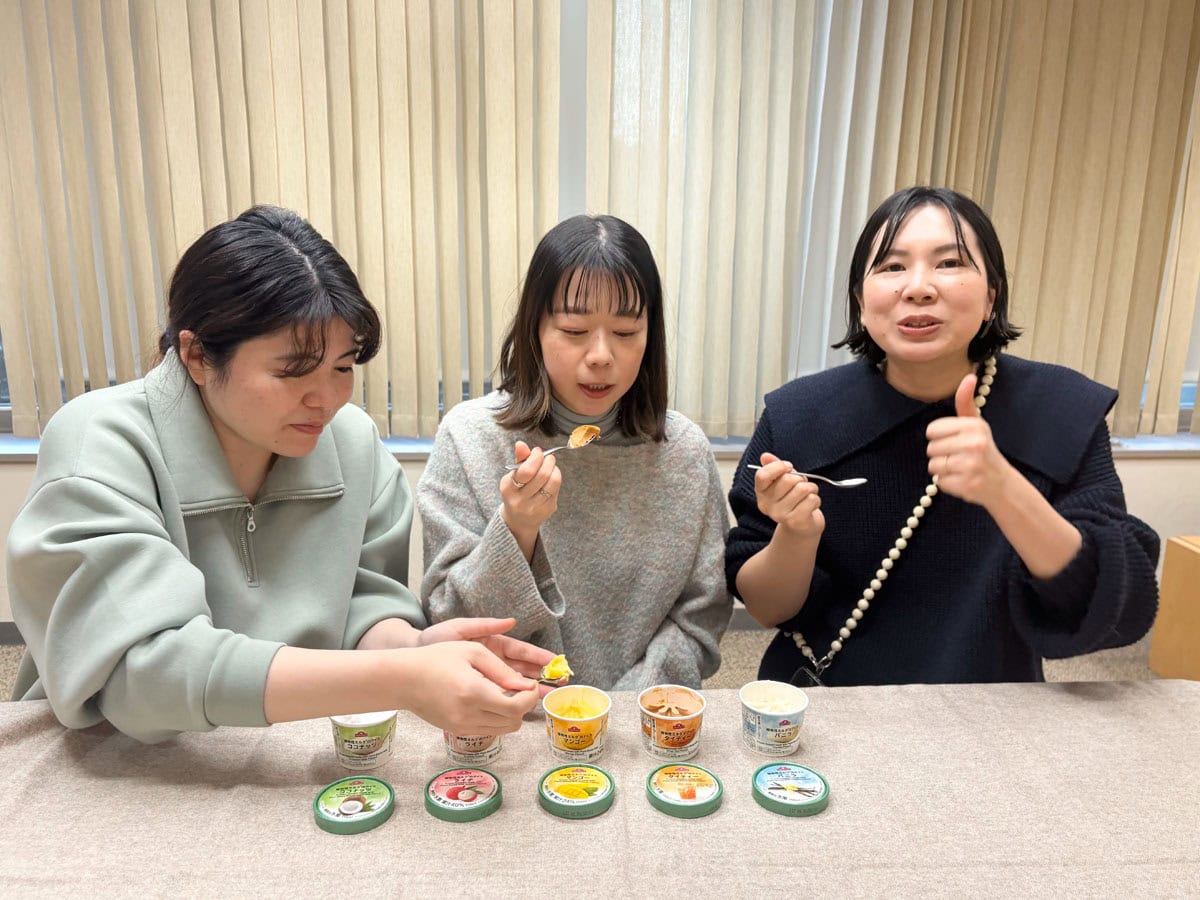 イオントップバリュ限定の植物性ミルクのアイスを食べておいしいと盛り上がる編集部