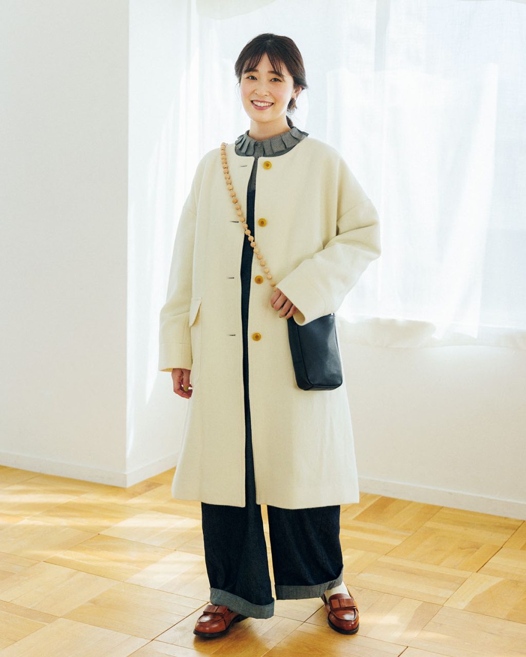 白いアウターを主役にしたゆべしさんの私服スナップ