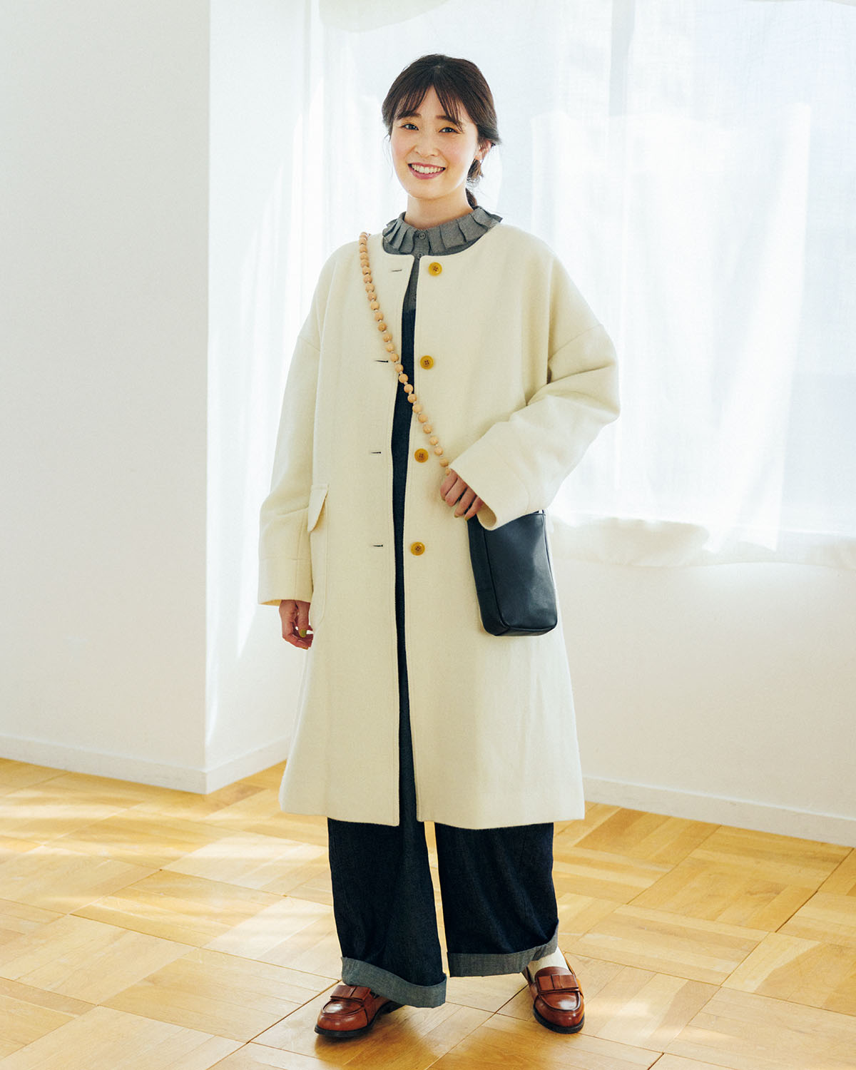 白いアウターを主役にしたゆべしさんの私服スナップ