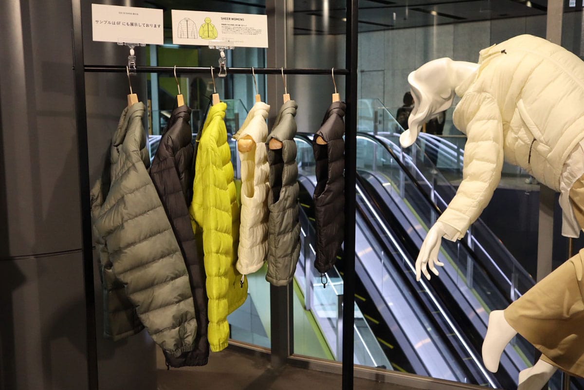 ショート丈のダウンベストのカラーバリエーション