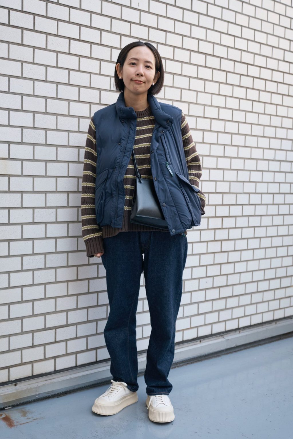 ビームス 広報 西村麻衣さんの私服ファッションスナップ。ダウンベスト×メンズニットで仕上げる、洗練された冬の大人カジュアル