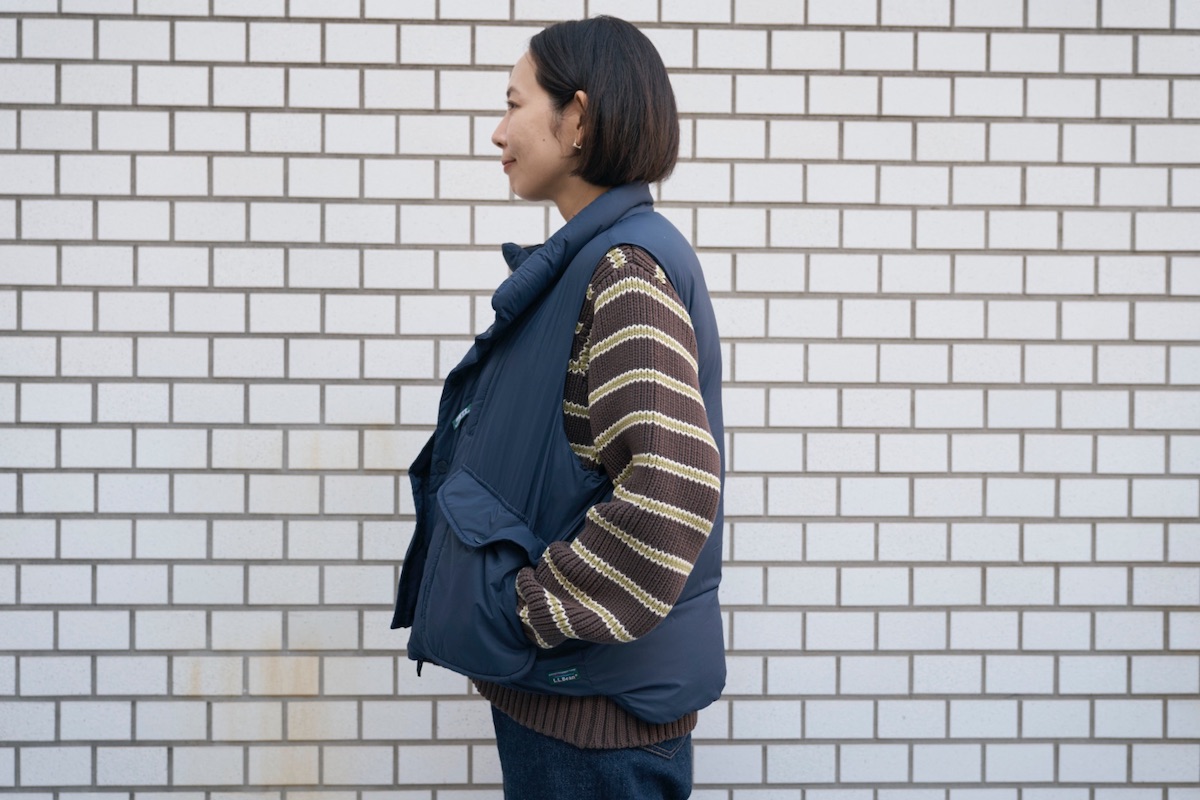 メンズサイズのボーダーニットにダウンベストを合わせた上半身のレイヤード