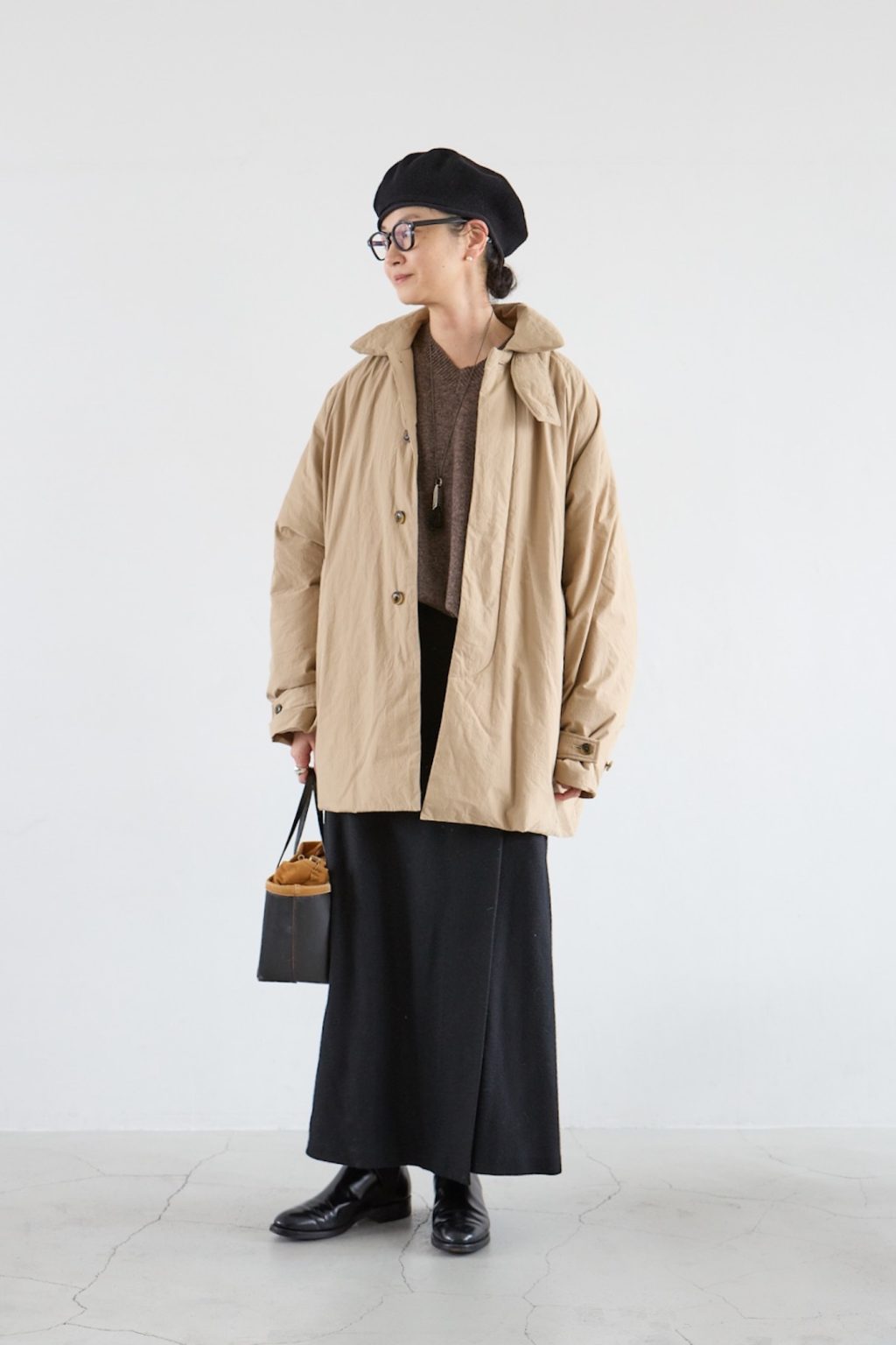 かぐれ MD 奥田知子さんの私服ファッションスナップ。ベージュ×ブラウンに黒でメリハリ。ダウンを品よく着こなす大人の冬スタイル