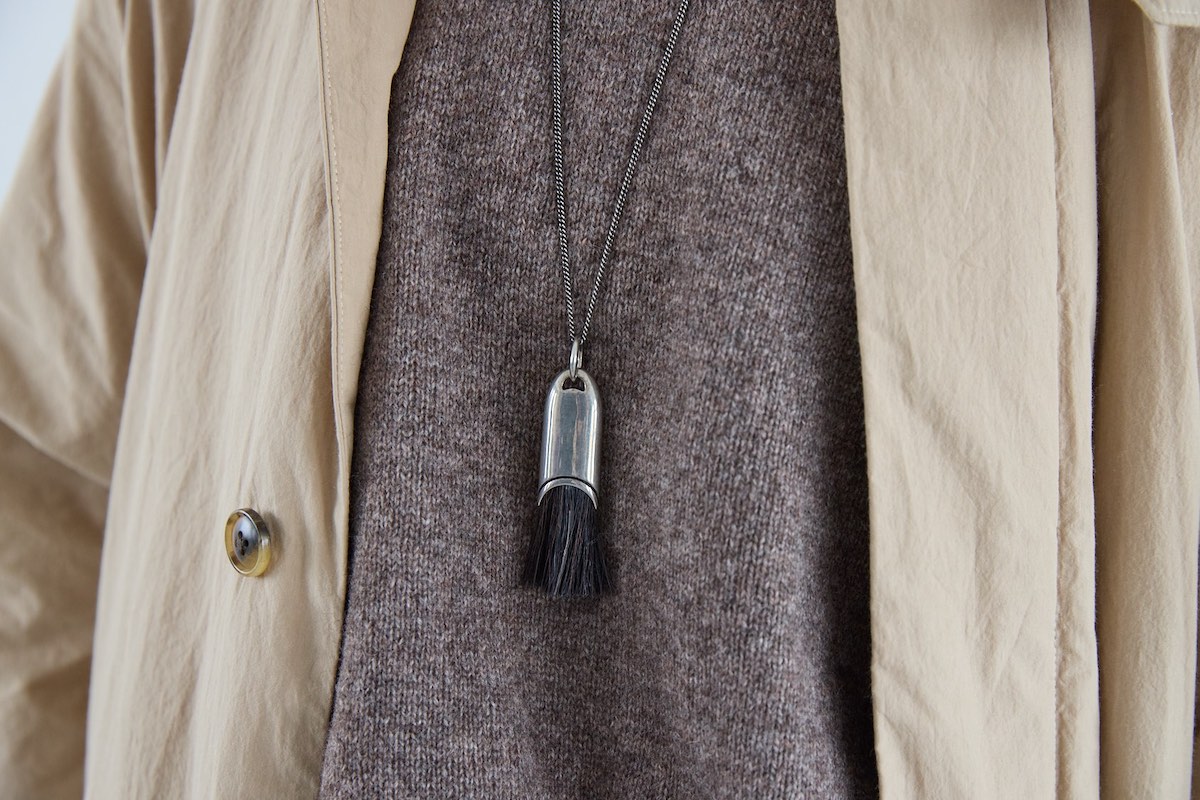 ヤクウールのブラウン系ニットに合わせた、LEMAIREのブラシモチーフのネックレス