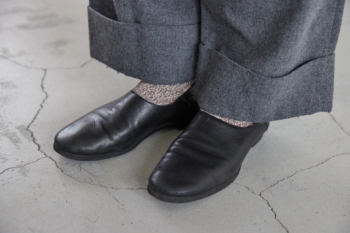 ワイドパンツにqueの黒のレザーシューズを合わせた足もとコーディネート