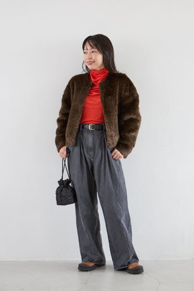 フラッパーズ プレス 杉浦彩華さんの私服ファッションスナップ。ファーコートが主役のアウターコーデ。ブラウン×レッドの旬配色で鮮度アップ