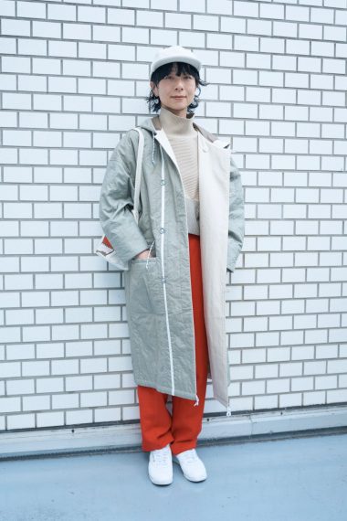 スニュウ デザイナー 雪浦聖子さんの私服ファッションスナップ。淡色トーンに赤をひとさじ。軽やかなキルティングコートで楽しむ冬コーデ
