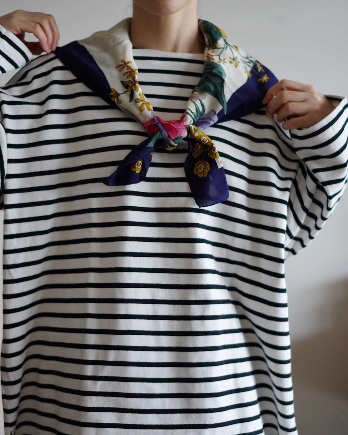 ボーダーTシャツにカラースカーフを合わせたコーディネート