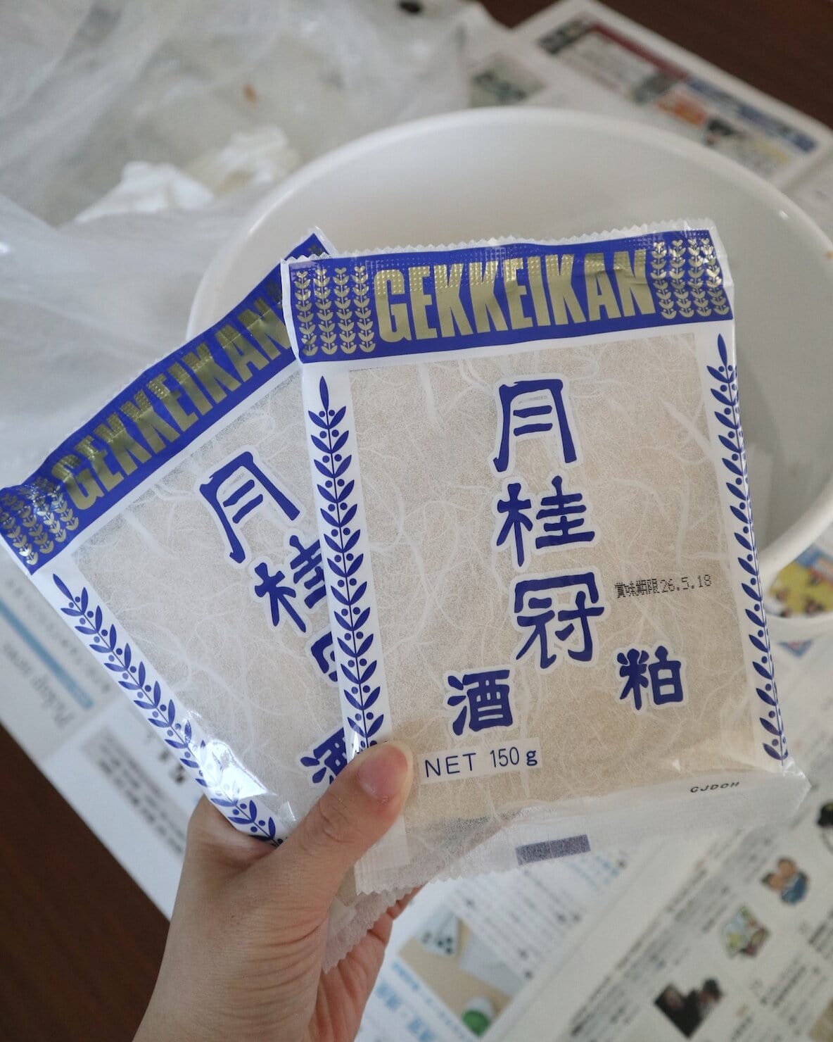 味噌づくりに使う月桂冠の板の酒粕