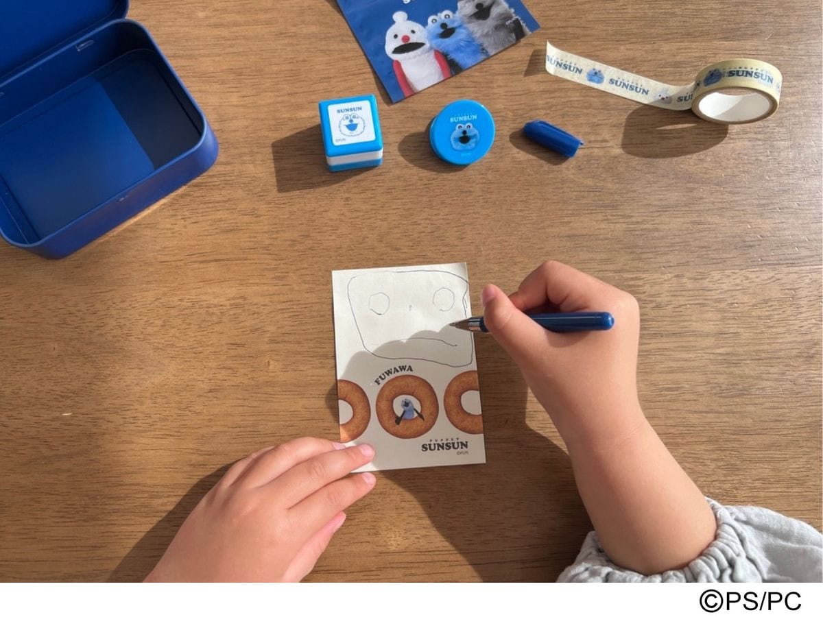 リンネル5月号パペットスンスン付録の付箋にミニボールペンでママの絵を描く娘