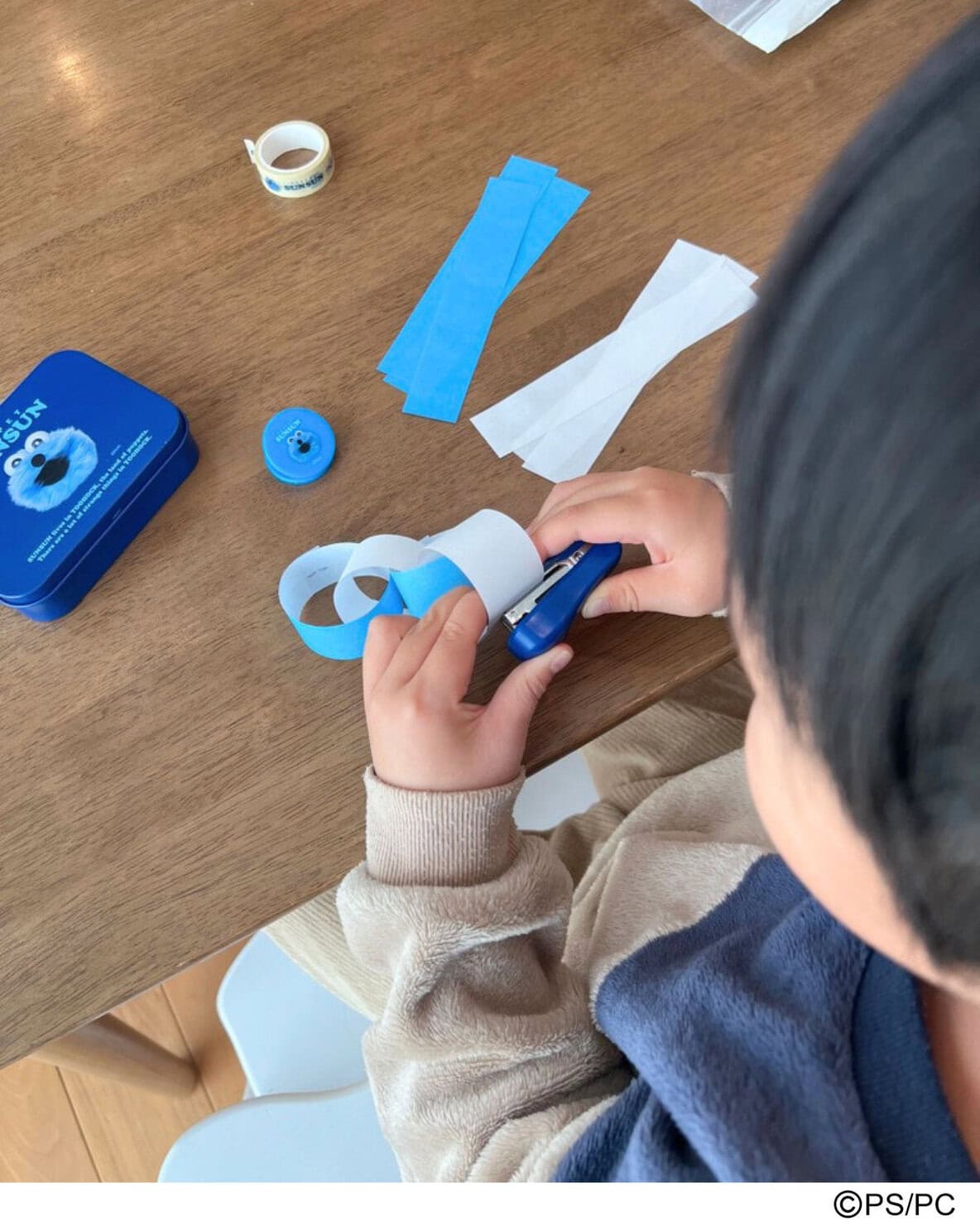 リンネル5月号パペットスンスン付録のミニホチキスで折り紙工作をする息子