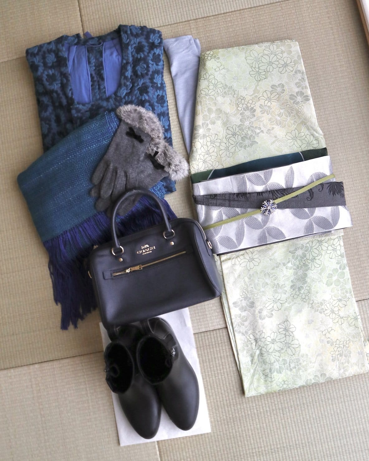 着物のコーディネート 淡い黄緑と黄色のぼかしに、椿柄の小紋/グレーの半幅帯/花柄の織りの着物コート/真綿のショール